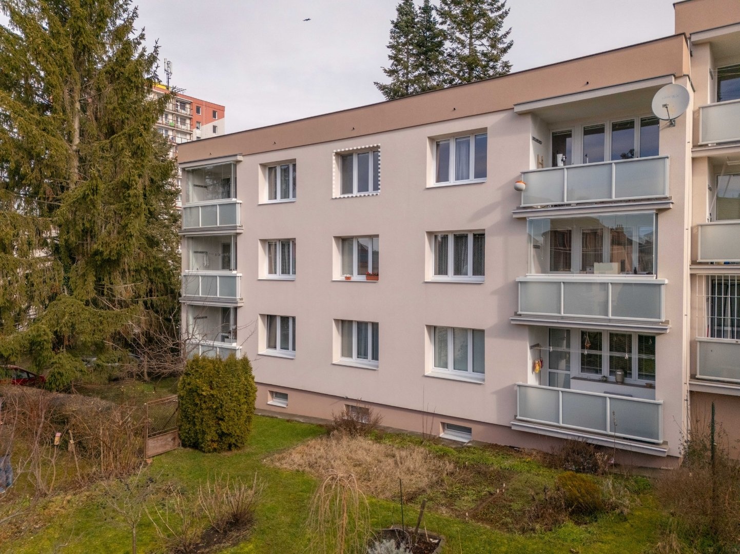 Du?m ze zahrady s ohranic?eny?m oknem bytu