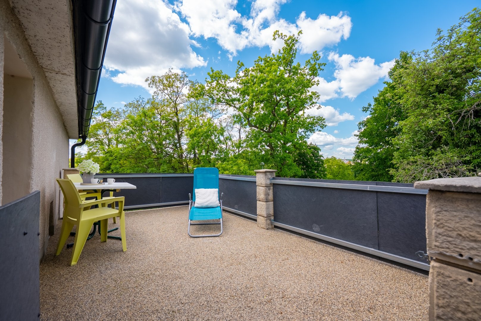 Terasa se vstupem do bytu v druhém patře