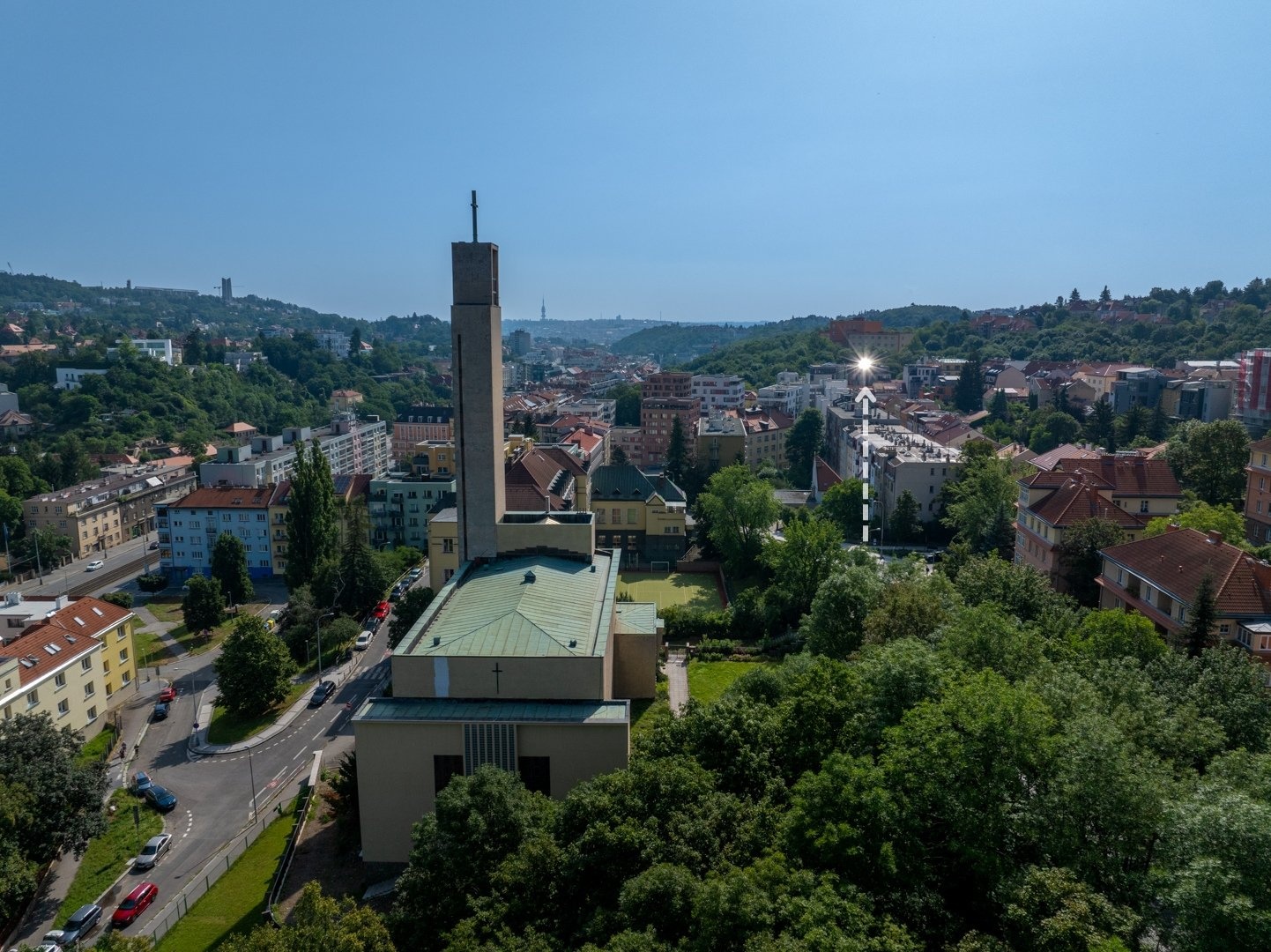 Záblesk světlíku bytu od kostela sv. Jana Nepomuck
