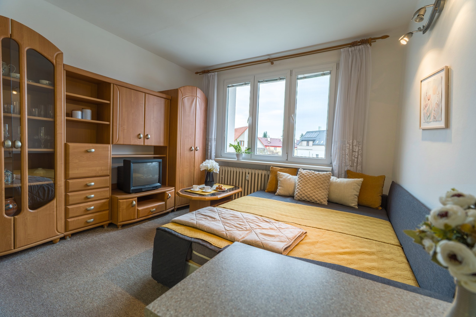 Obývací pokoj po rozložení pohovky