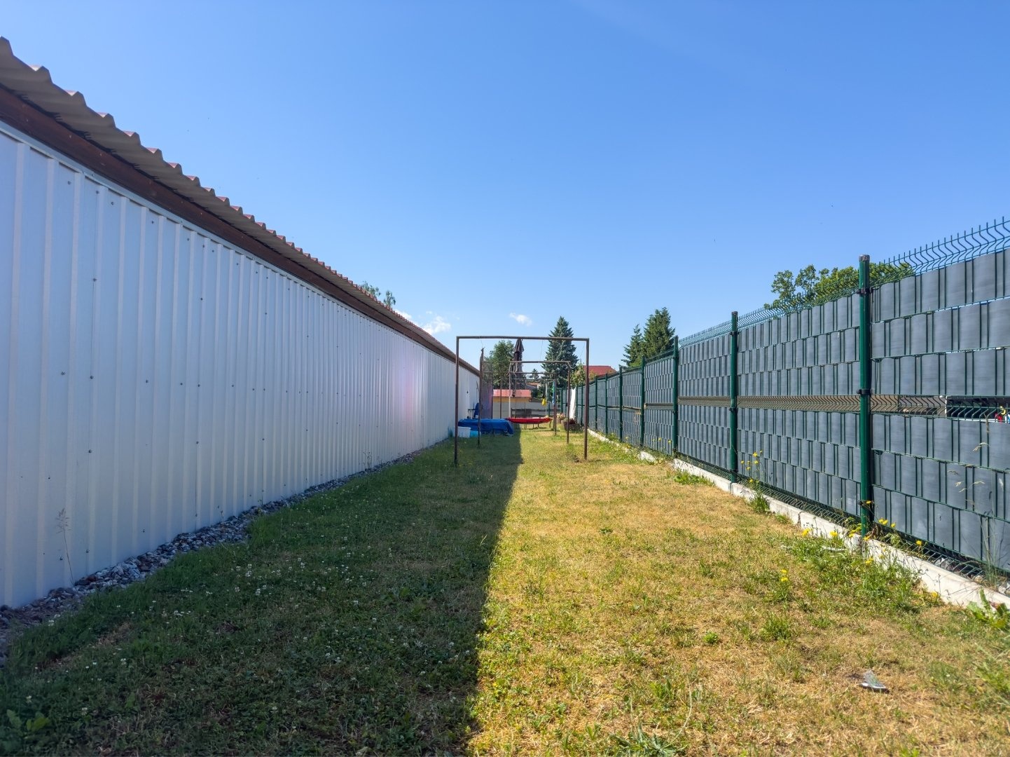 Prostor za garážemi k věšení prádla a posezení