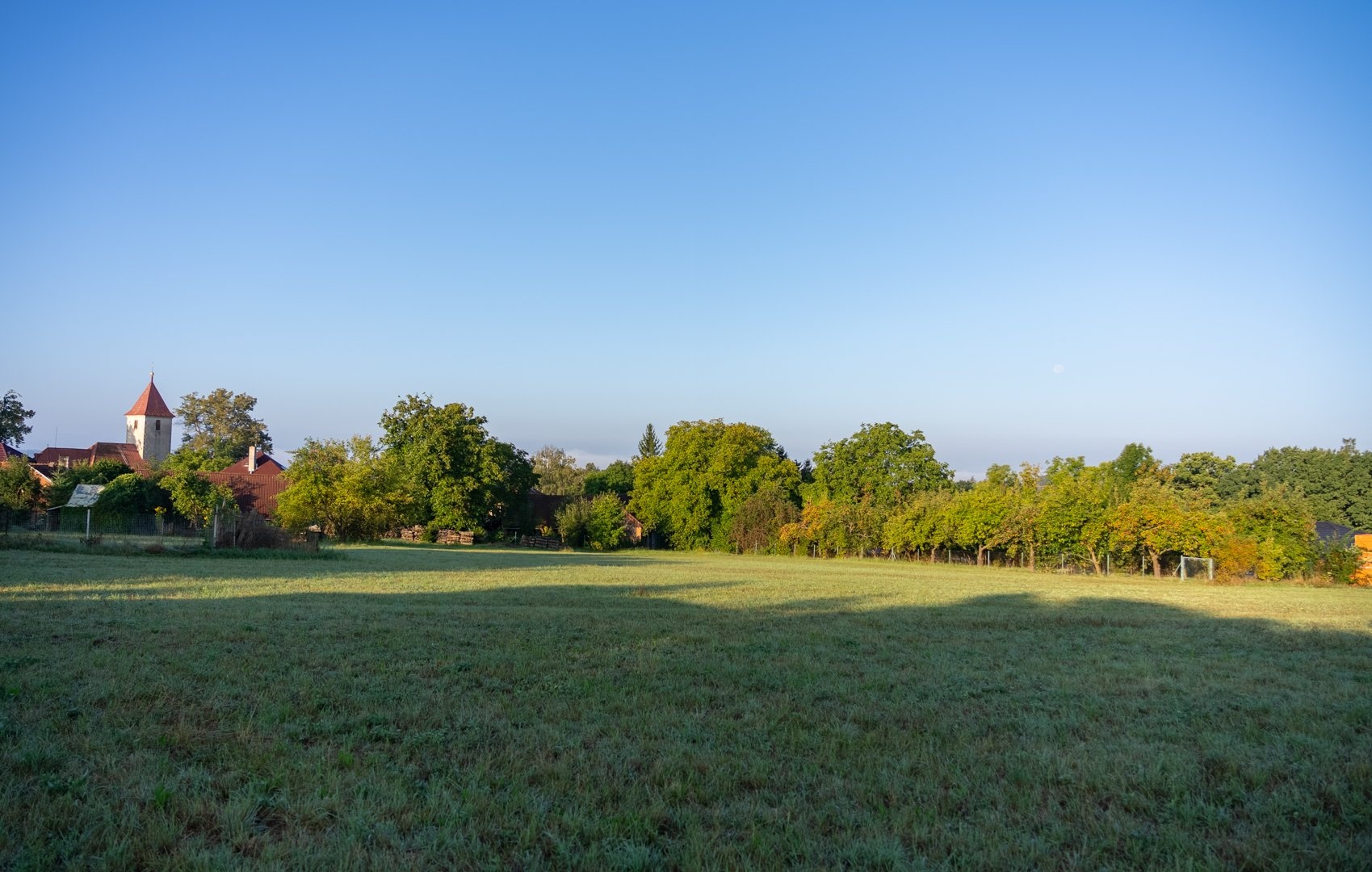 Pozemek - jihozápadní pohled směrem ke kostelu