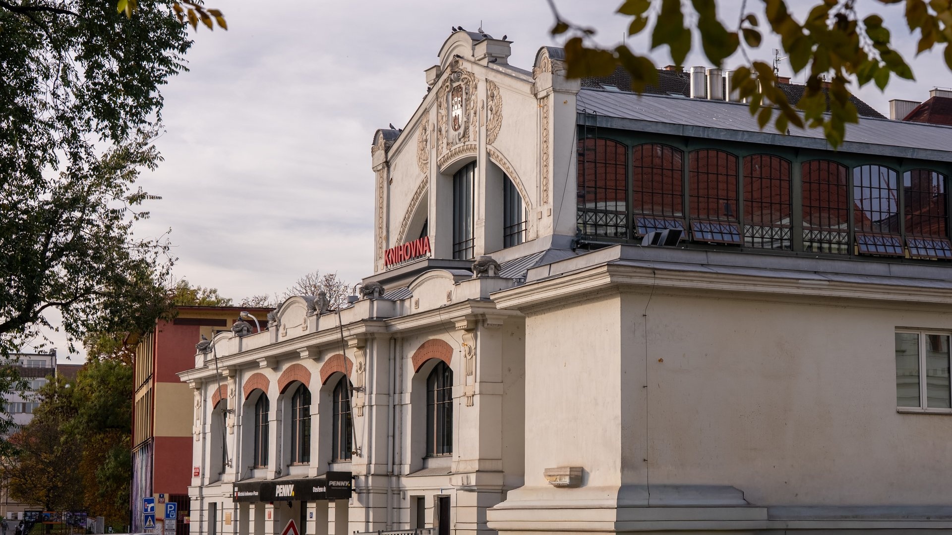 Smíchovská tržnice s Penny (3 minuty chůze)