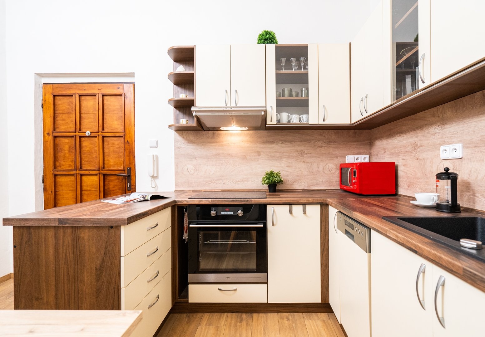 Kuchyňský kout u vstupu do bytu