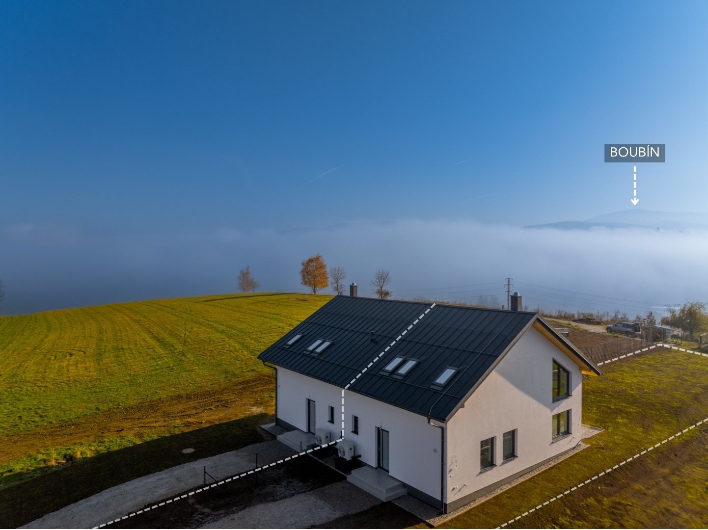 Zakresleni? domu s pozemkem (mlha v u?doli? a Boubi?n na horizontu)