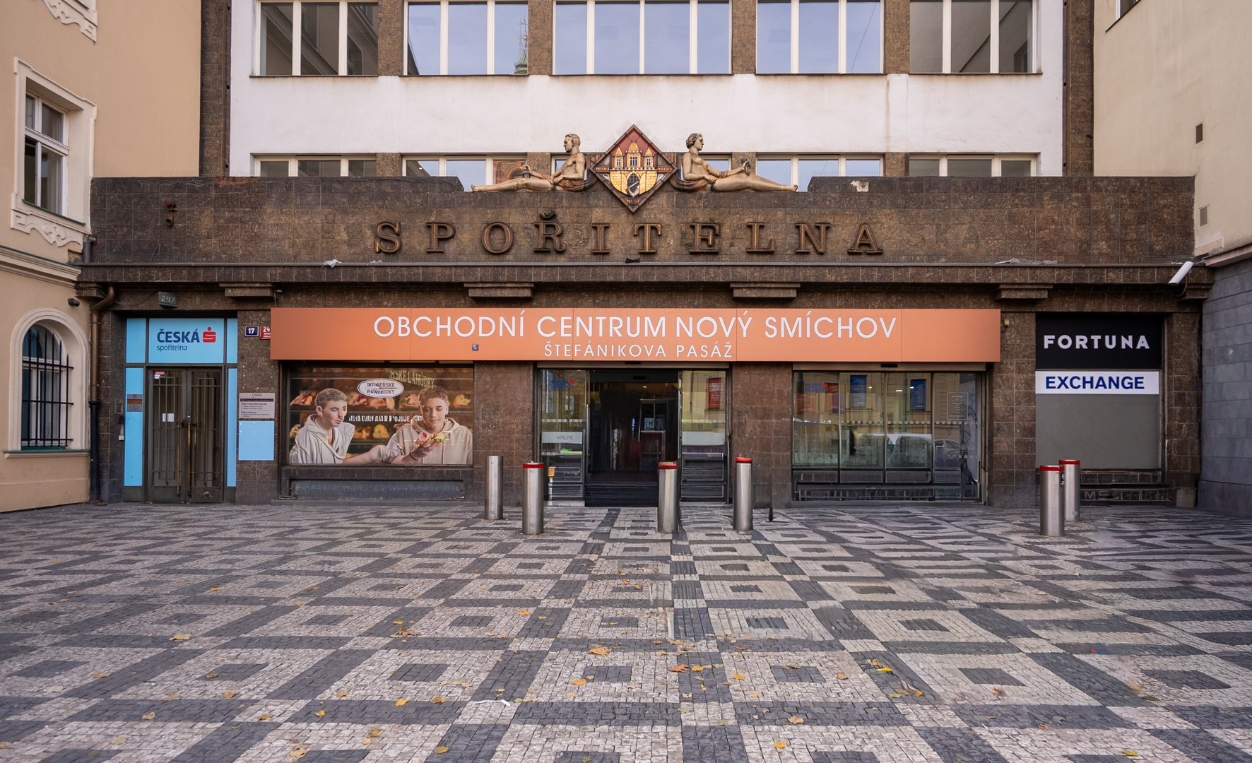 Vstup do OC Nový Smíchov ze Štefánikovy ulice (6 m