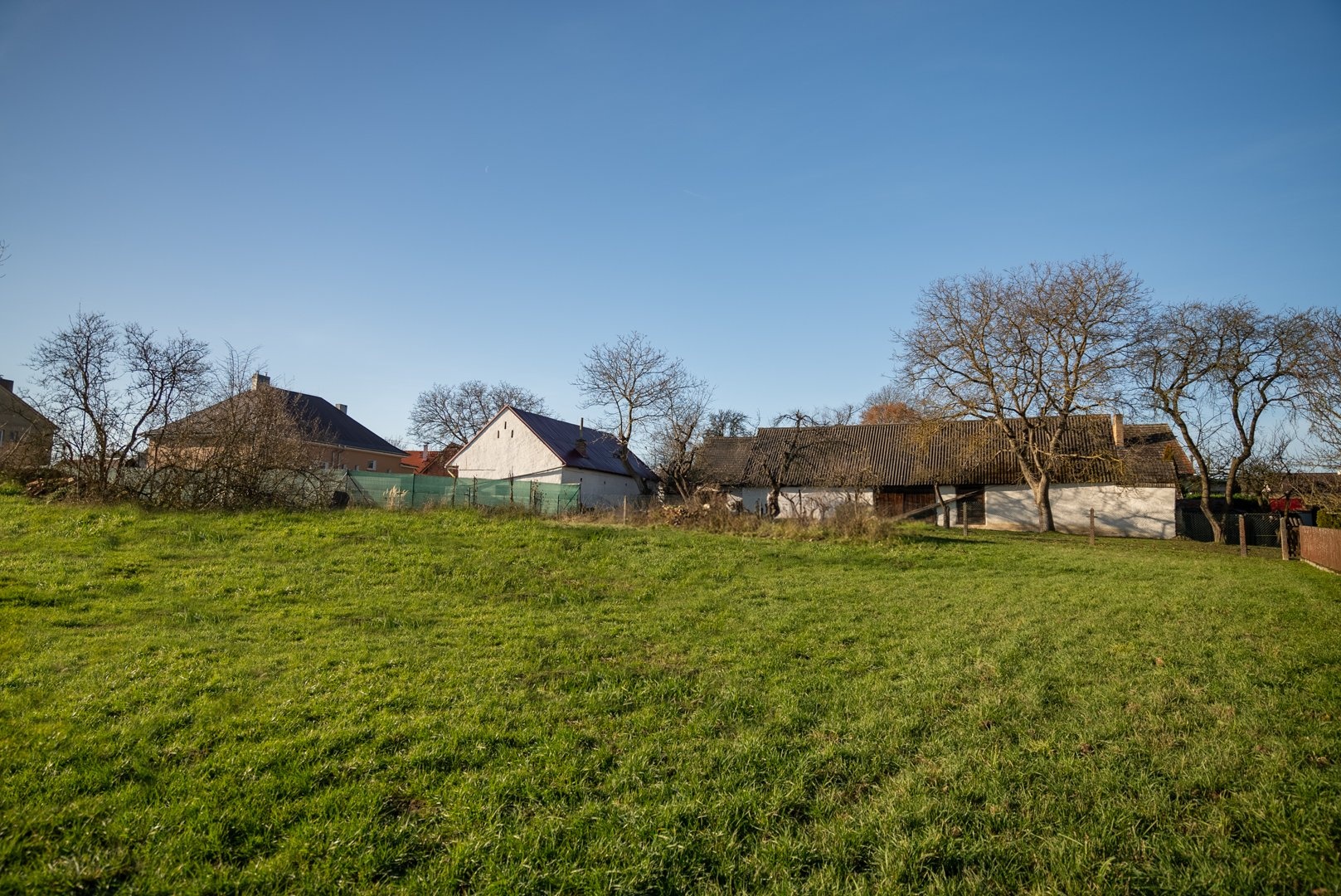 Pohled na pozemek od louky