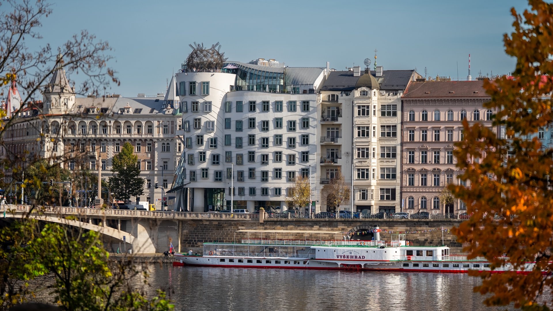 Pohled na Tančící dům z Janáčkova nábřeží (30m od 