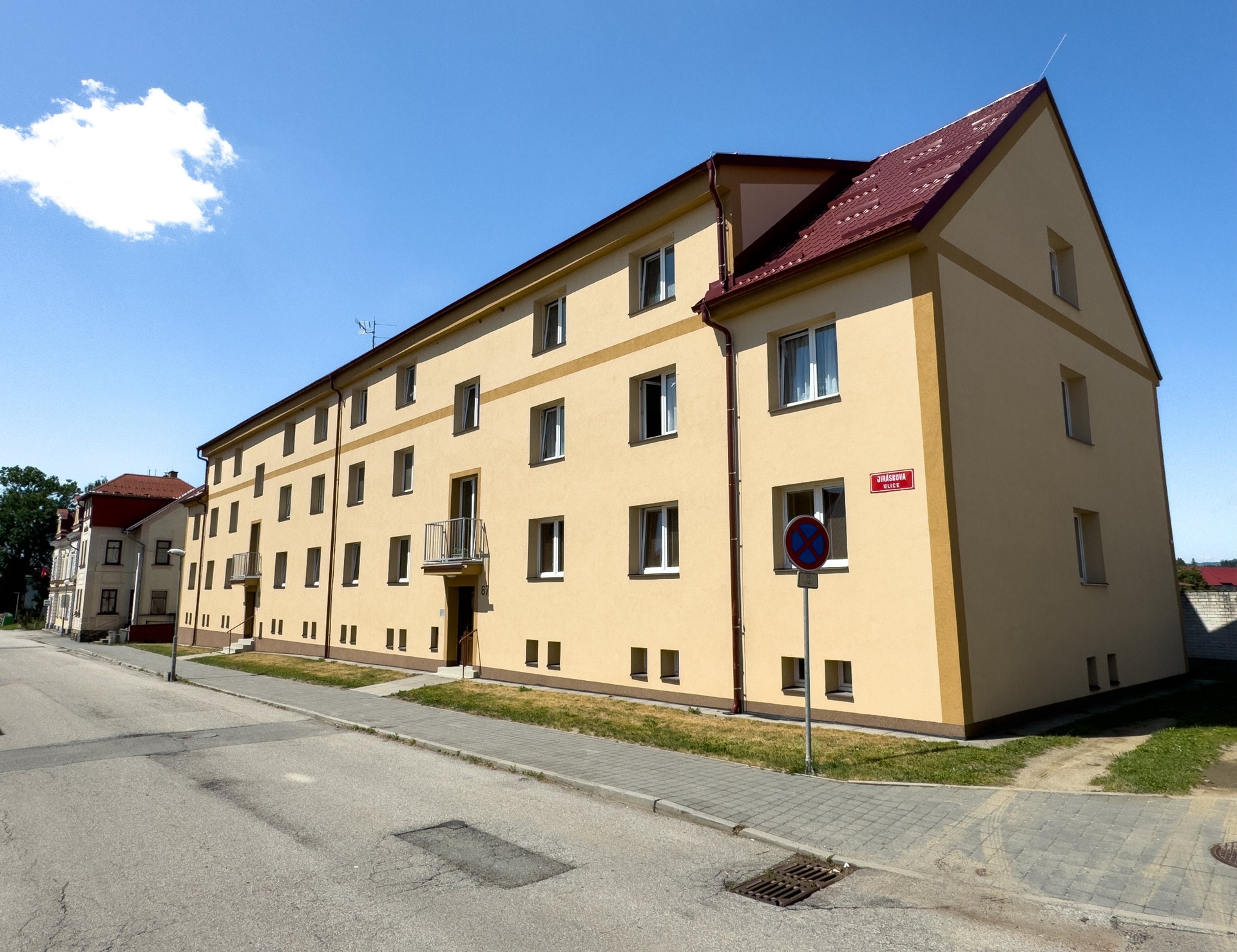 Pohled na dům z Jiráskovy ulice