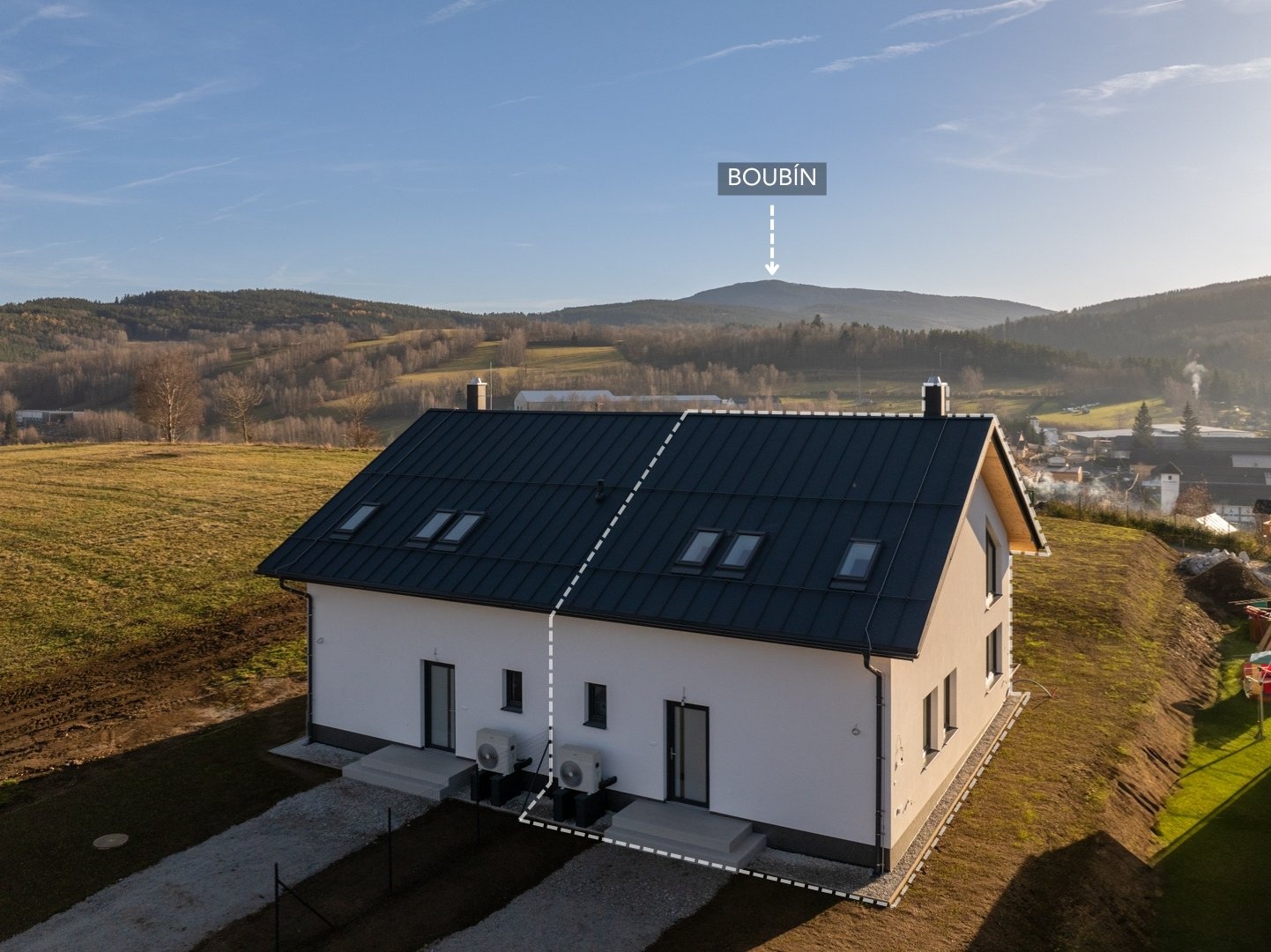 Vyznačená polovina domu - jednotka, v pozadí s Boubínem