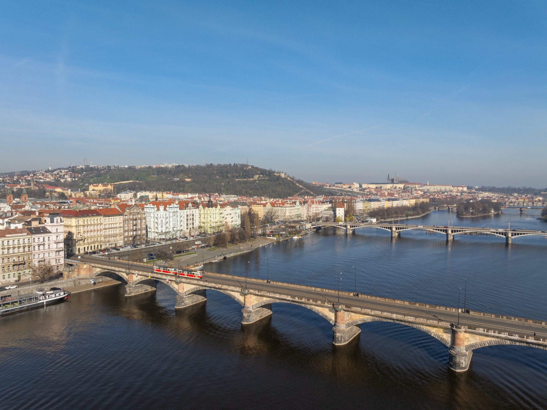 Janáčkovo nábřeží s Palackého a Jiráskovým mostem