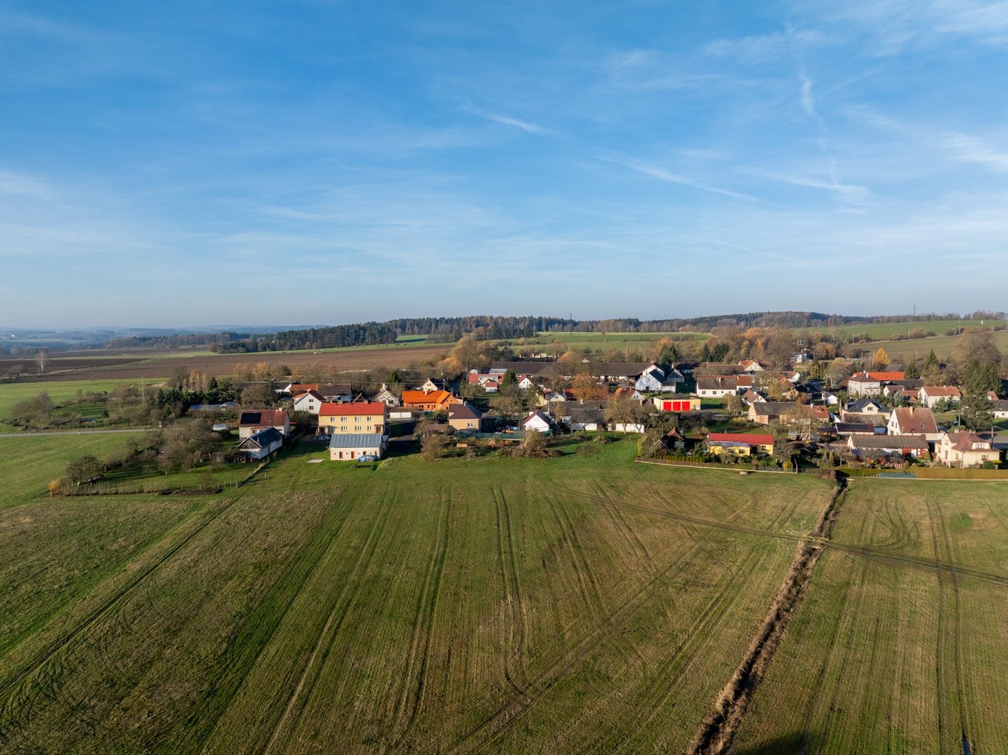 Celkový pohled na pozemky s obcí Skrýchov