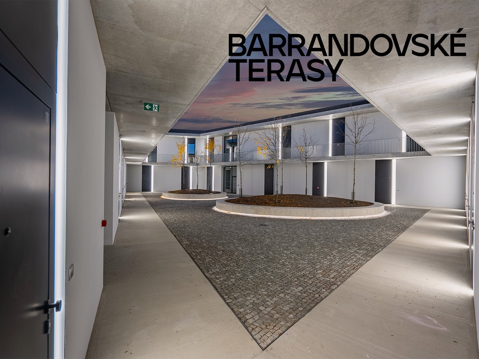 Pobytové atrium za soumraku