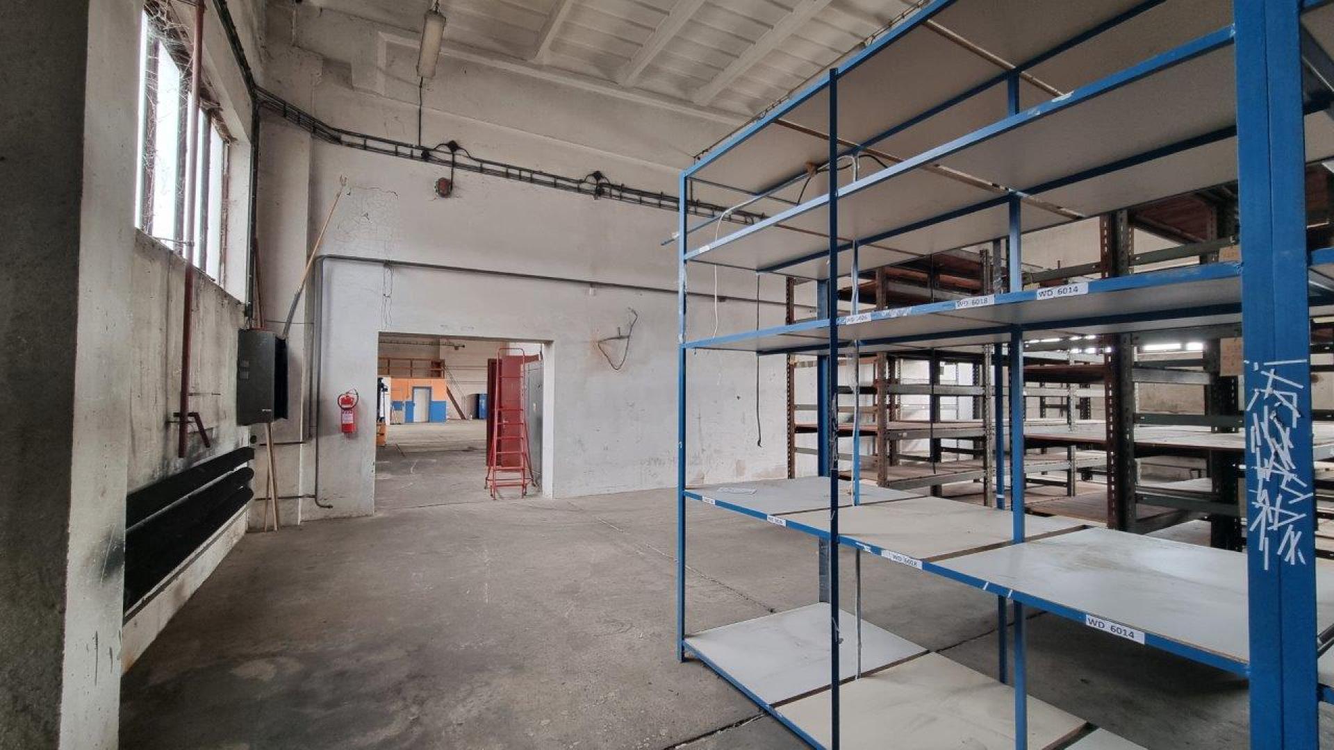 Pohled z menší haly do spojovací chodby