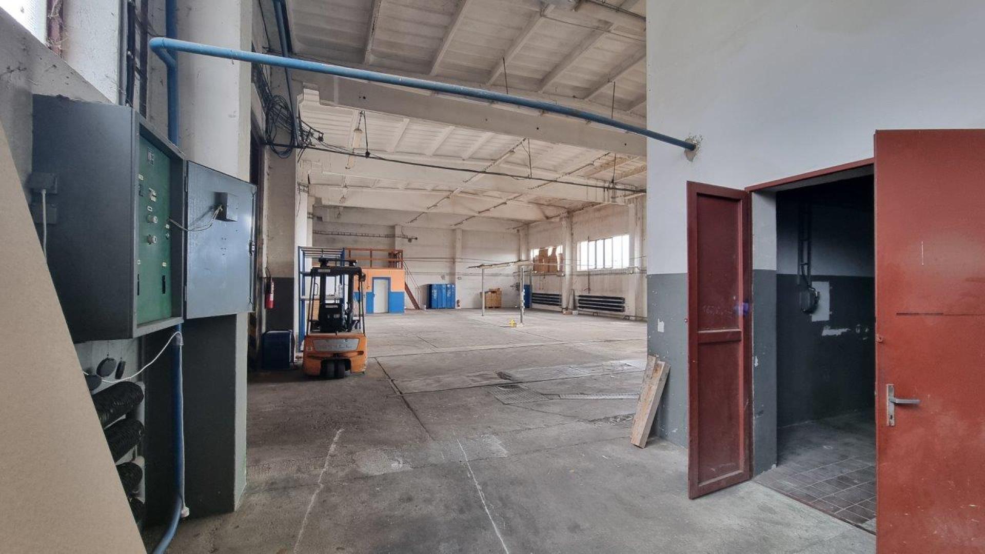 Pohled ze spojovací chodby do velké haly