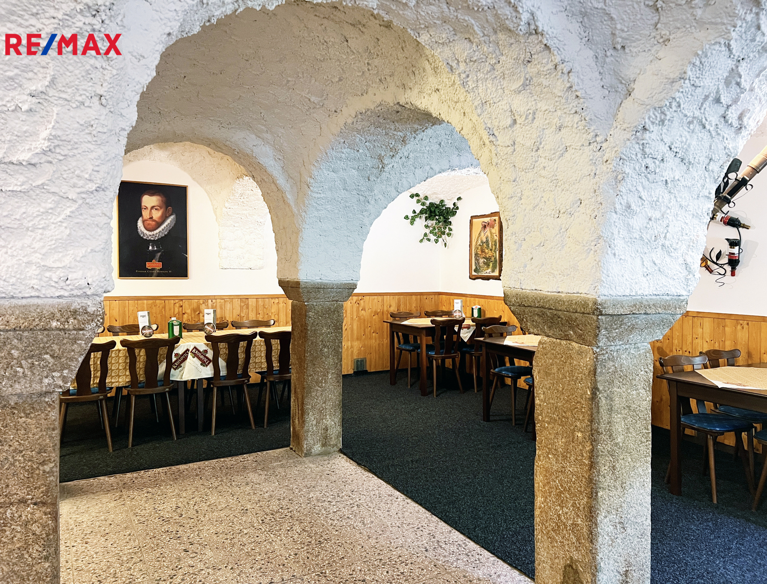 Restaurace s historickými pilíři