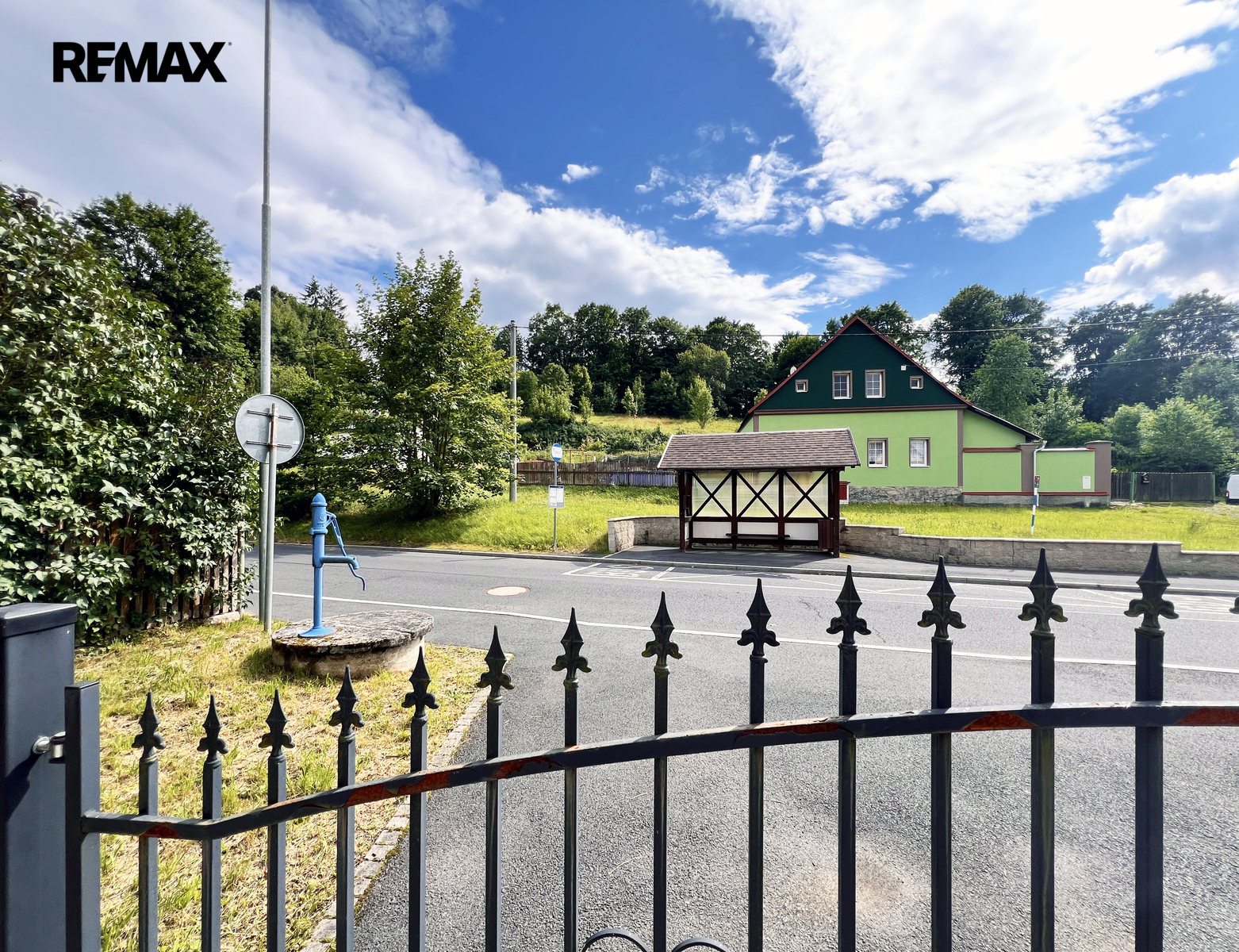 Zastávka naproti domu