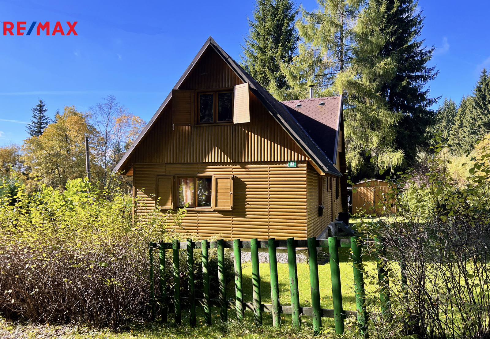 Pohled na chatu z cesty