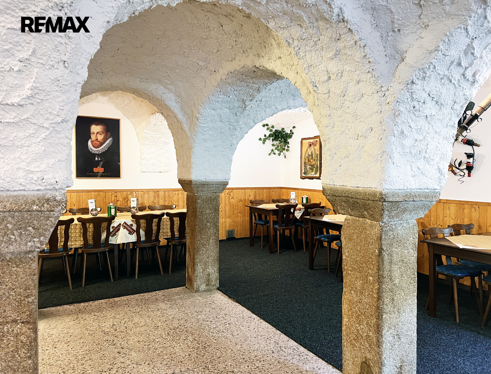 Restaurace s historickými pilíři