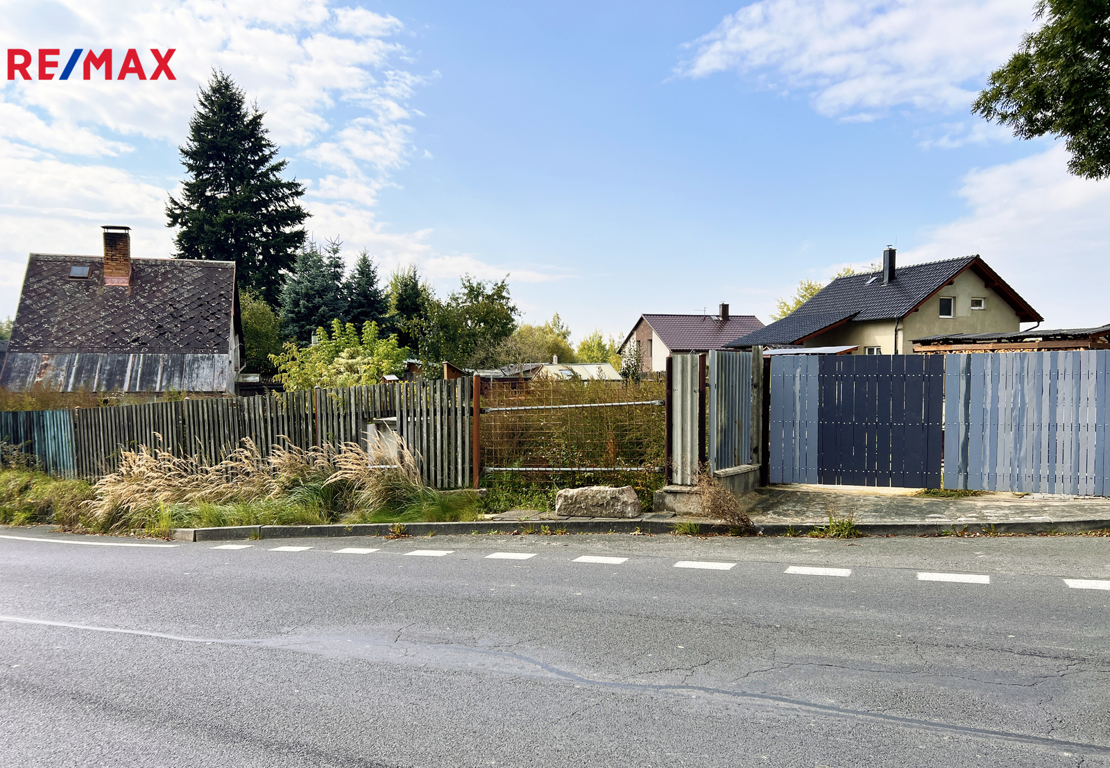 Pohled na zahradu z komunikace