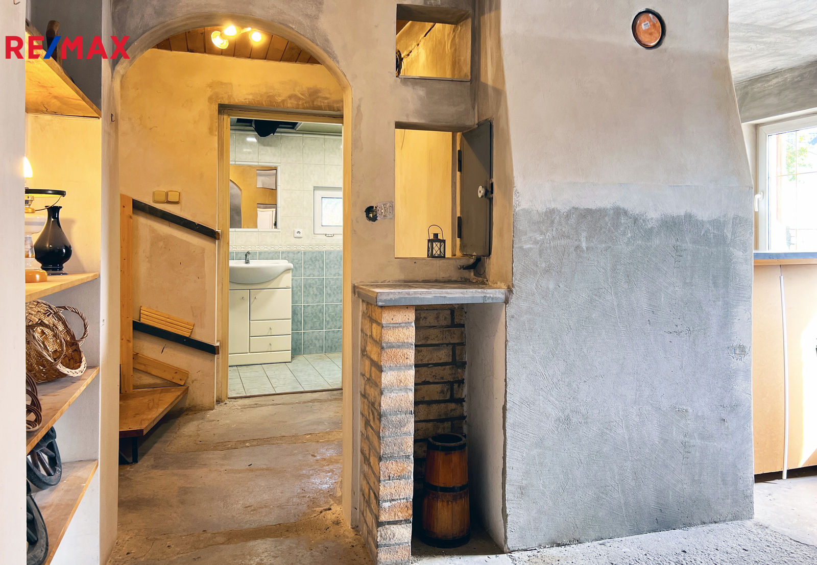 Pohled z obývacího pokoje do  chodby