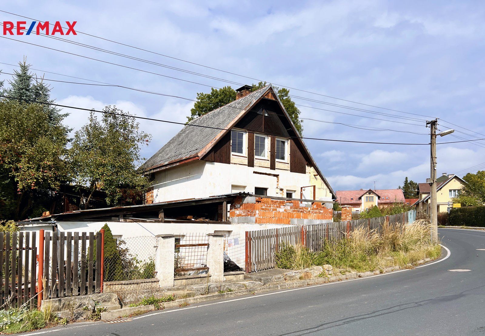 Pohled na dům z komunikace