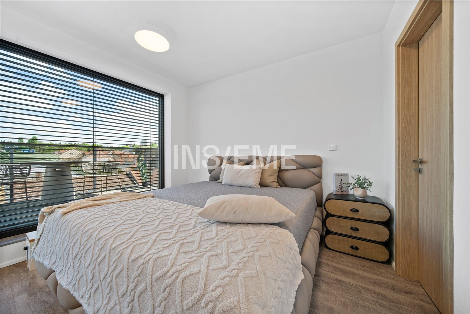 Světlá ložnice s moderním designem, velkými okny a