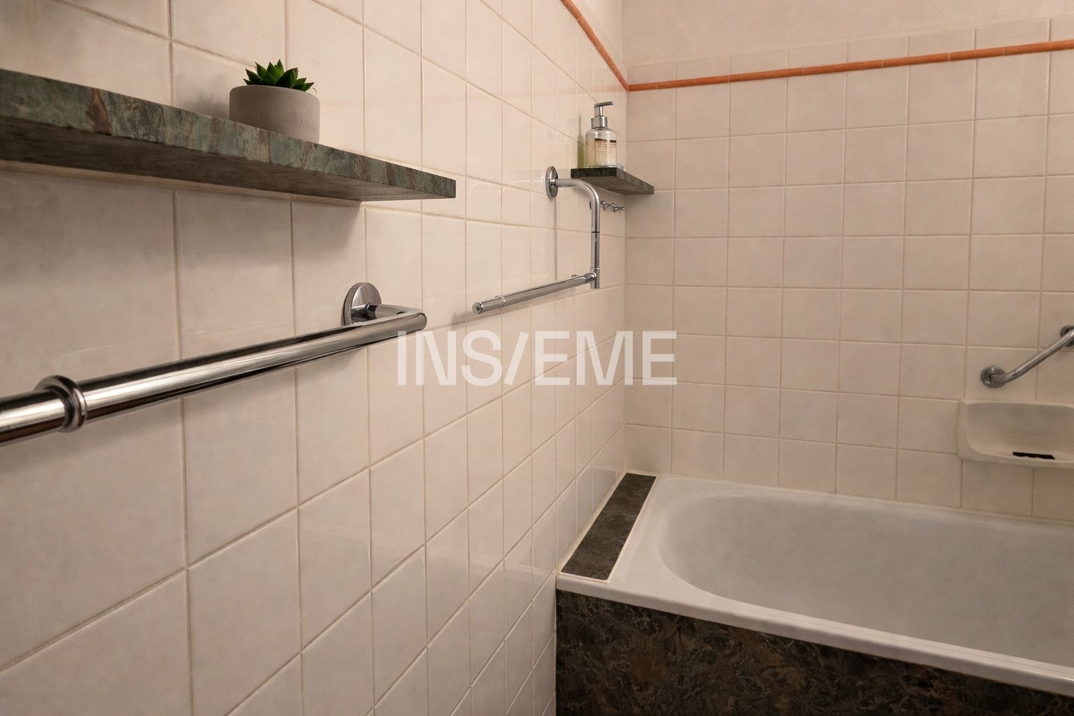 Koupelna s keramickými dlaždicemi, moderním nástěn