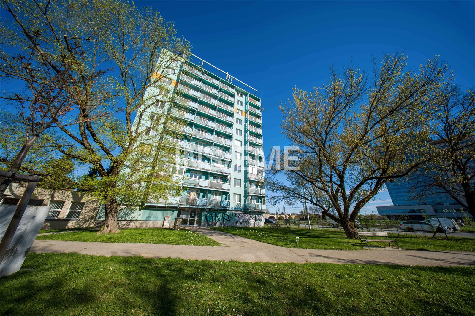 Nízkopodlažní bytový dům s balkonem, moderní fasádou a udržovanou zahradou. Skvělé umístění v klidné části města s blízkostí občanské vybavenosti.