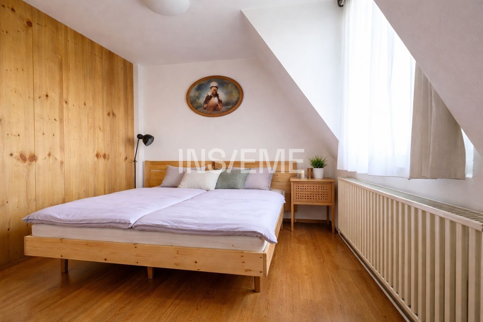 Prostorná ložnice s dřevěnou podlahou, moderní náb