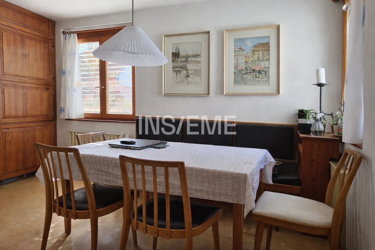 Jídelna s dřevěným nábytkem, parketovou podlahou a