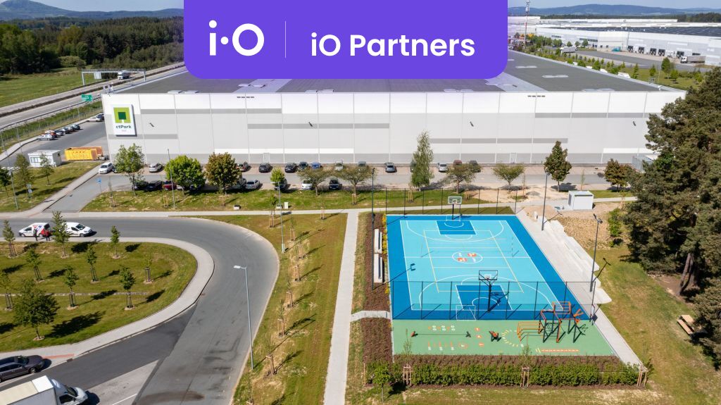 Moderní sportovní hřiště pro zaměstnance, přímo v areálu industriálního parku.