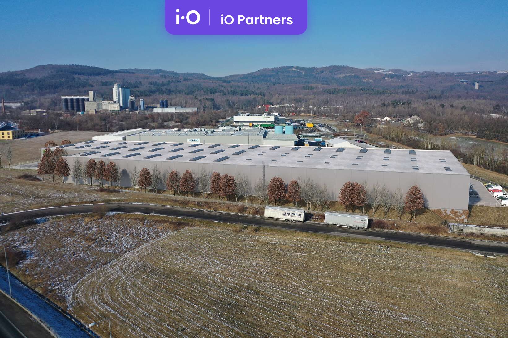 V areálu se taky nachází dobíjecí stanice pro elektro auta.