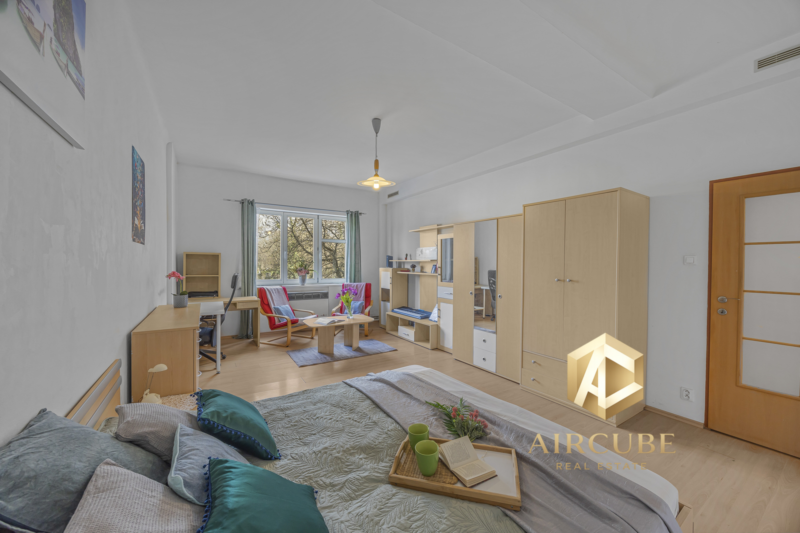 Obývací část s ložnicí