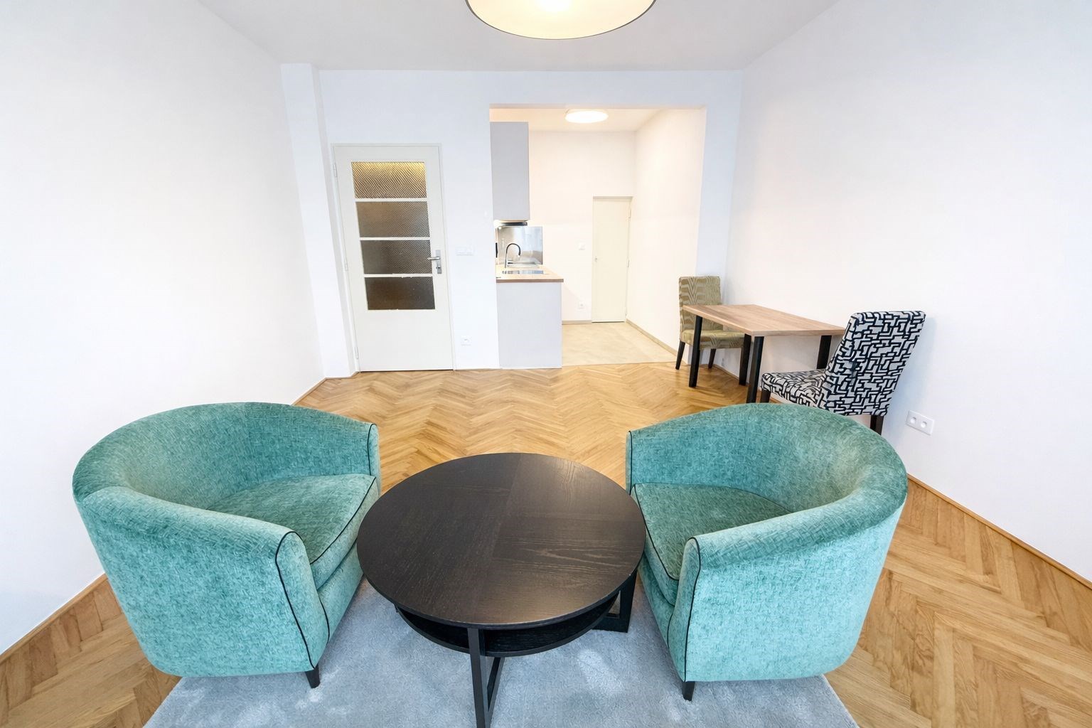 Světlý obývací pokoj s parketovou podlahou, modern