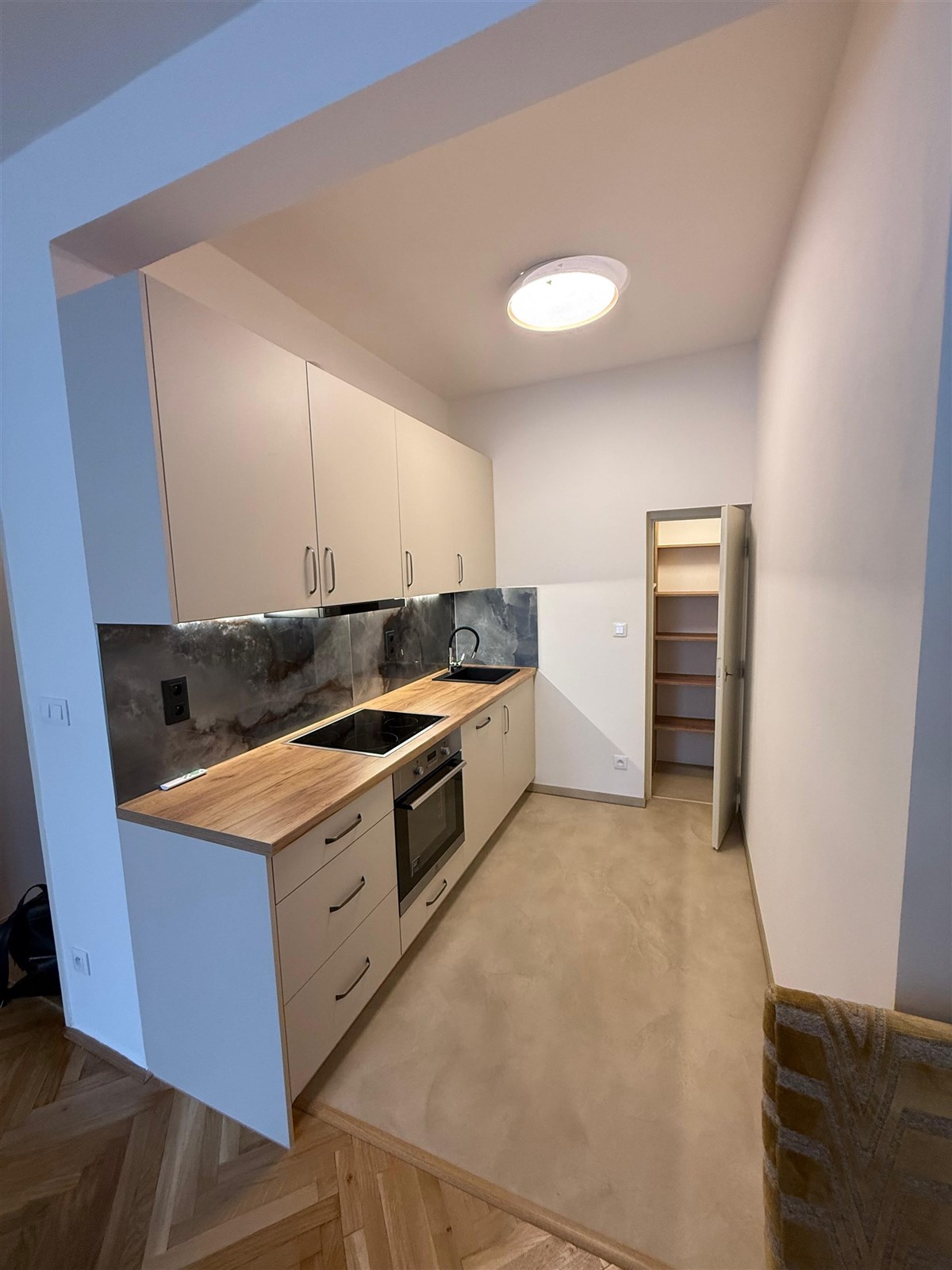 Kompaktní moderní kuchyň s dřevěnou pracovní desko