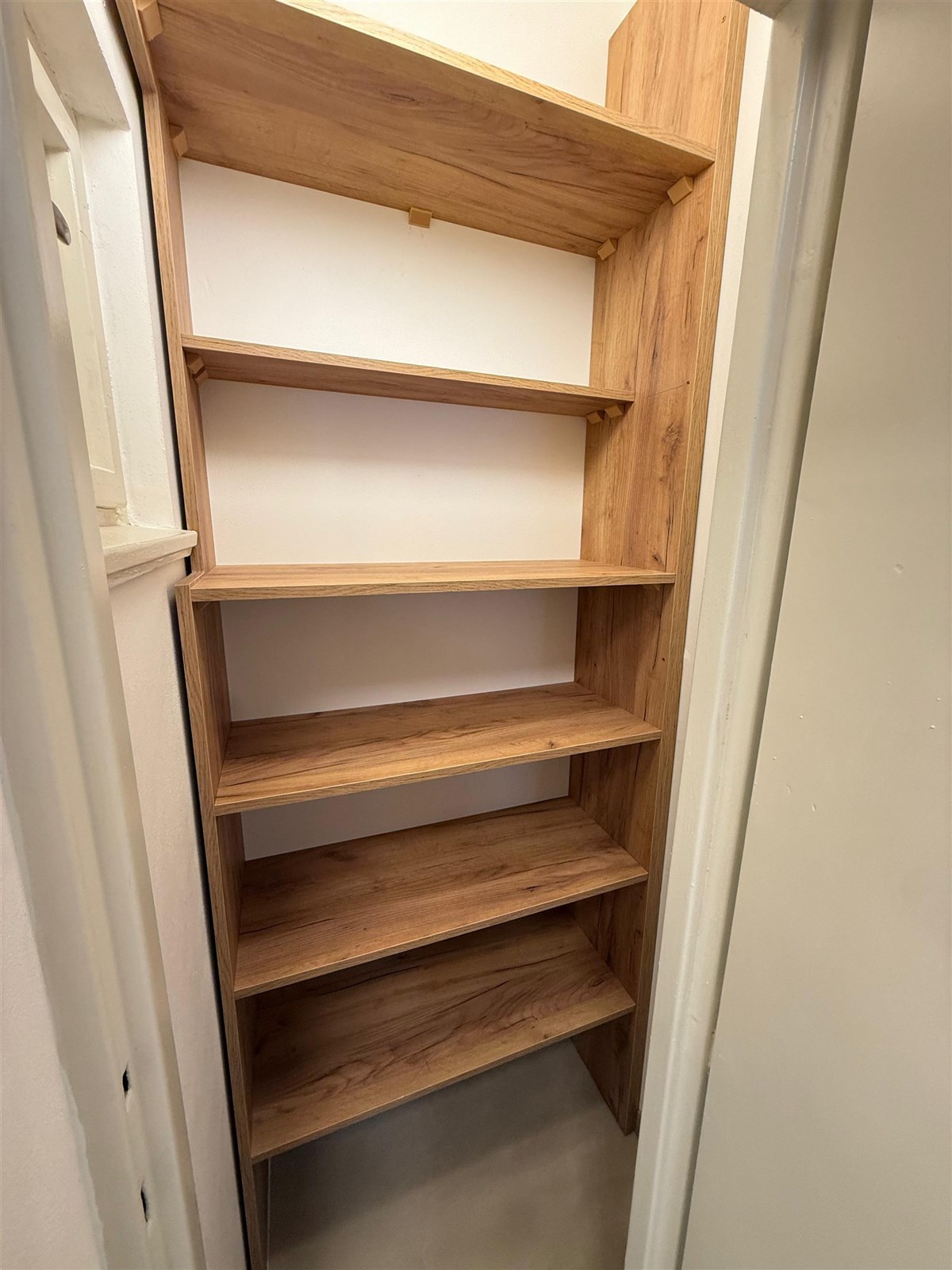 Úložná komora s dřevěnými policemi, minimalistický