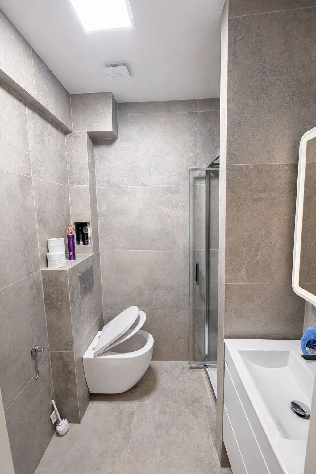 Moderní koupelna s velkoformátovou dlažbou, sprcho