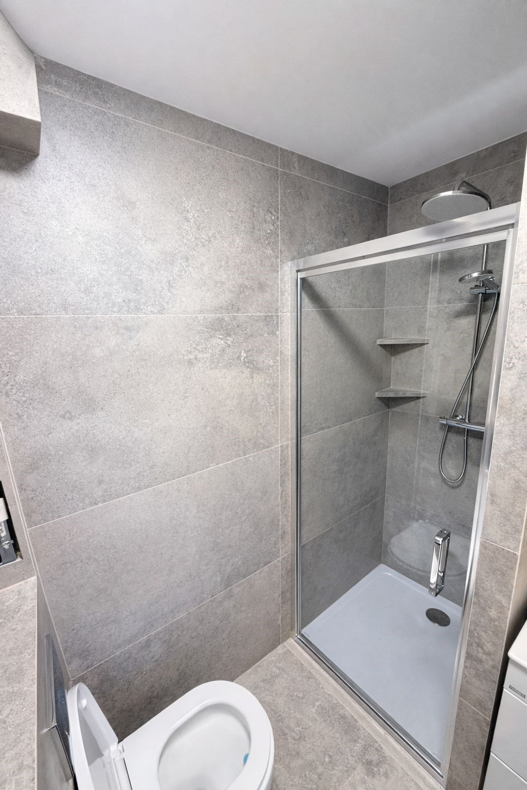 Moderní koupelna s velkoformátovými dlaždicemi, sp