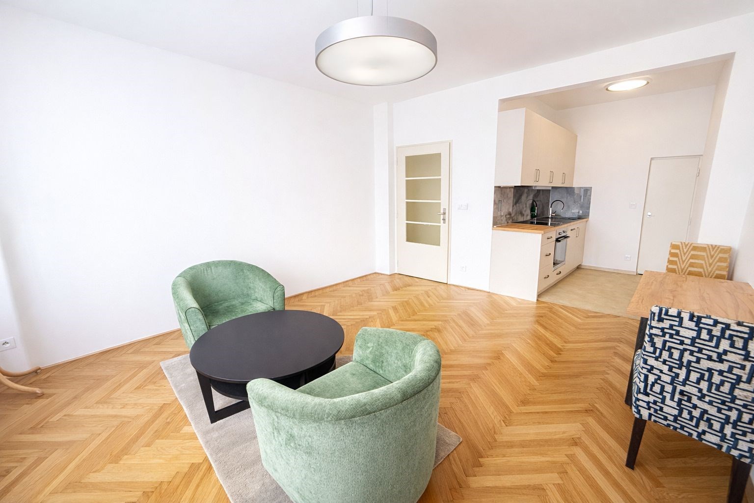 Světlý obývací pokoj s parketovou podlahou, modern