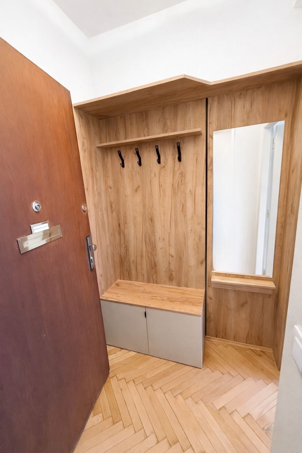 Vstupní předsíň s parketovou podlahou, dřevěným vě