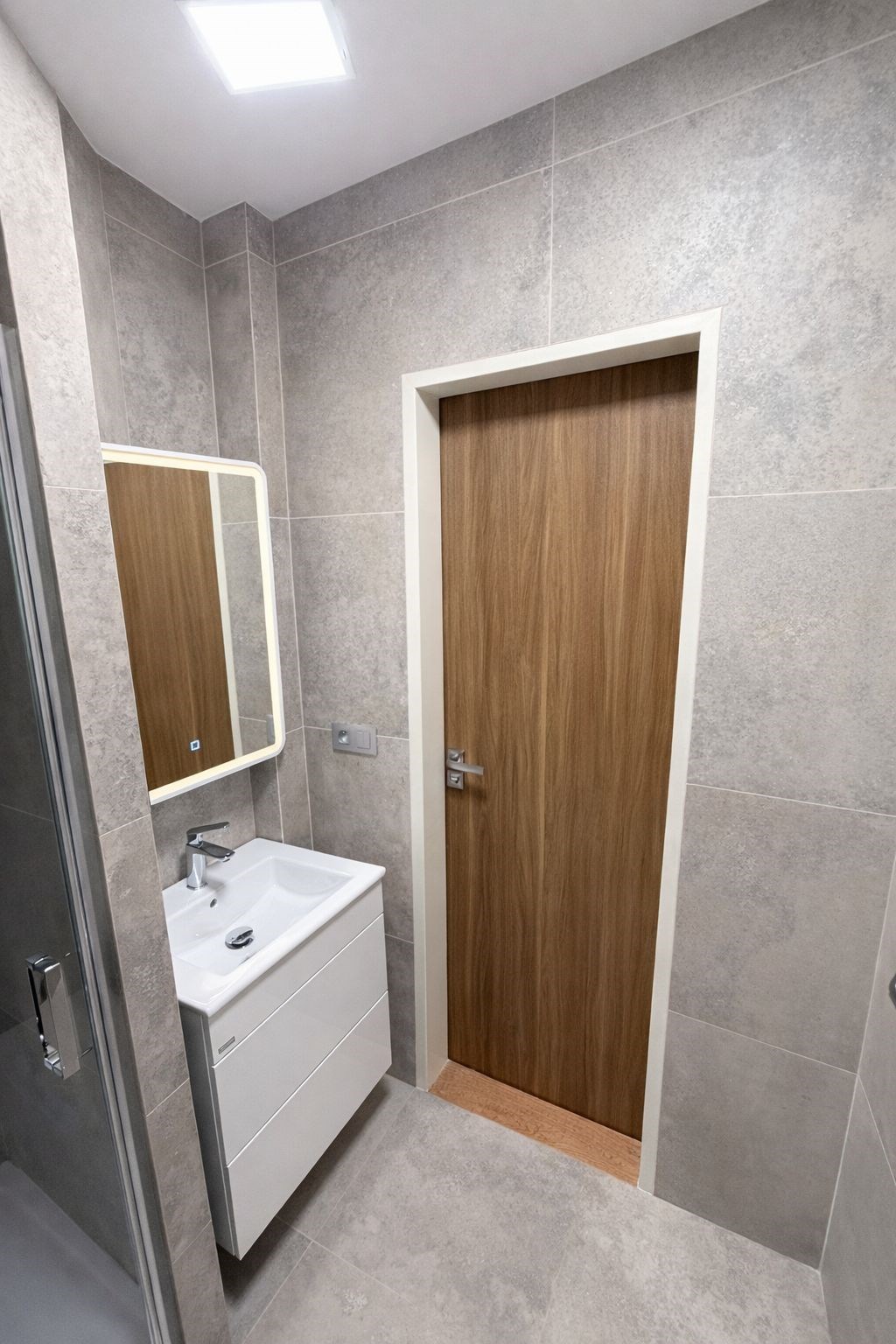 Moderní koupelna s velkoformátovými dlaždicemi, el