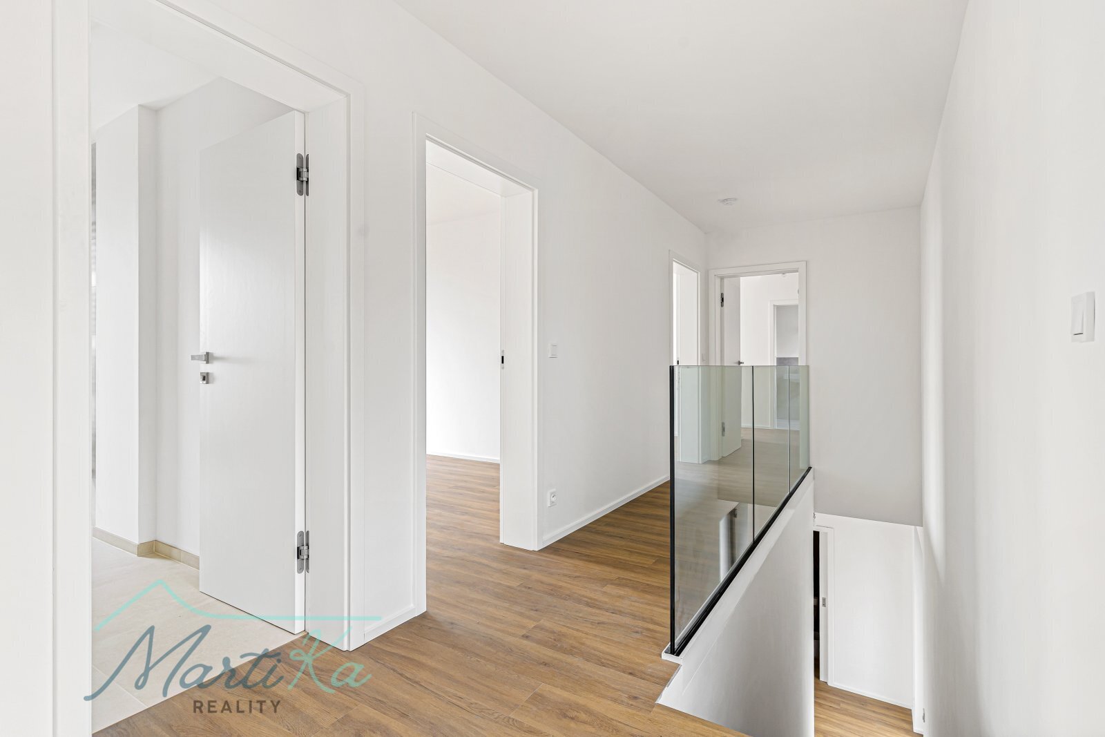 Prodej bytu 4 kk 142 m2 s terasou 23 m2, zahrádkou 157 m2 a 2 parkovacími místy v Úvalech u Prahy