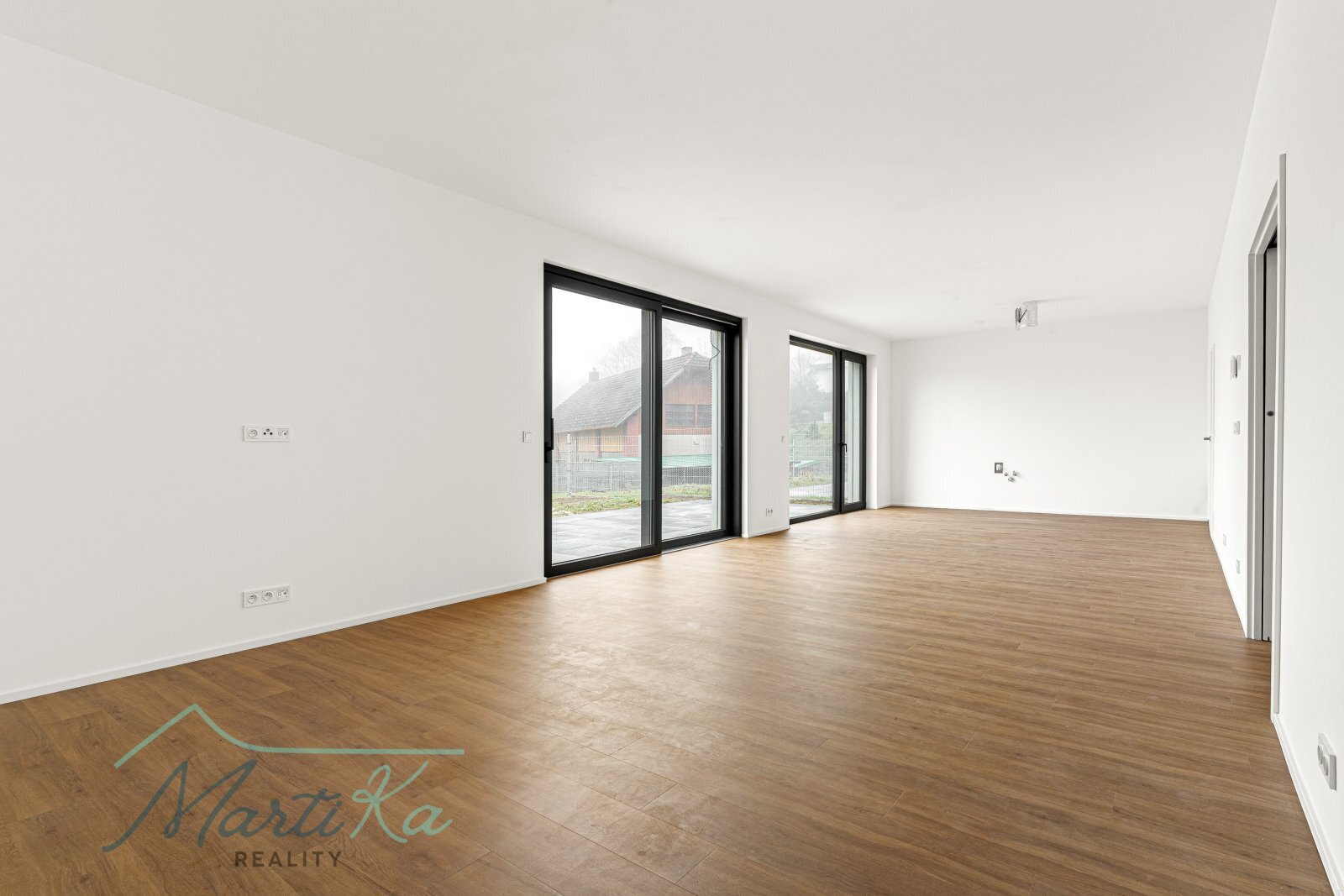 Prodej bytu 4 kk 142 m2 s terasou 23 m2, zahrádkou 157 m2 a 2 parkovacími místy v Úvalech u Prahy