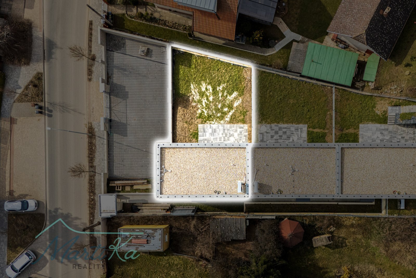 StudiProdej bytu 4 kk 142 m2 s terasou 23 m2, zahrádkou 157 m2 a 2 parkovacími místy v Úvalech u Prahy