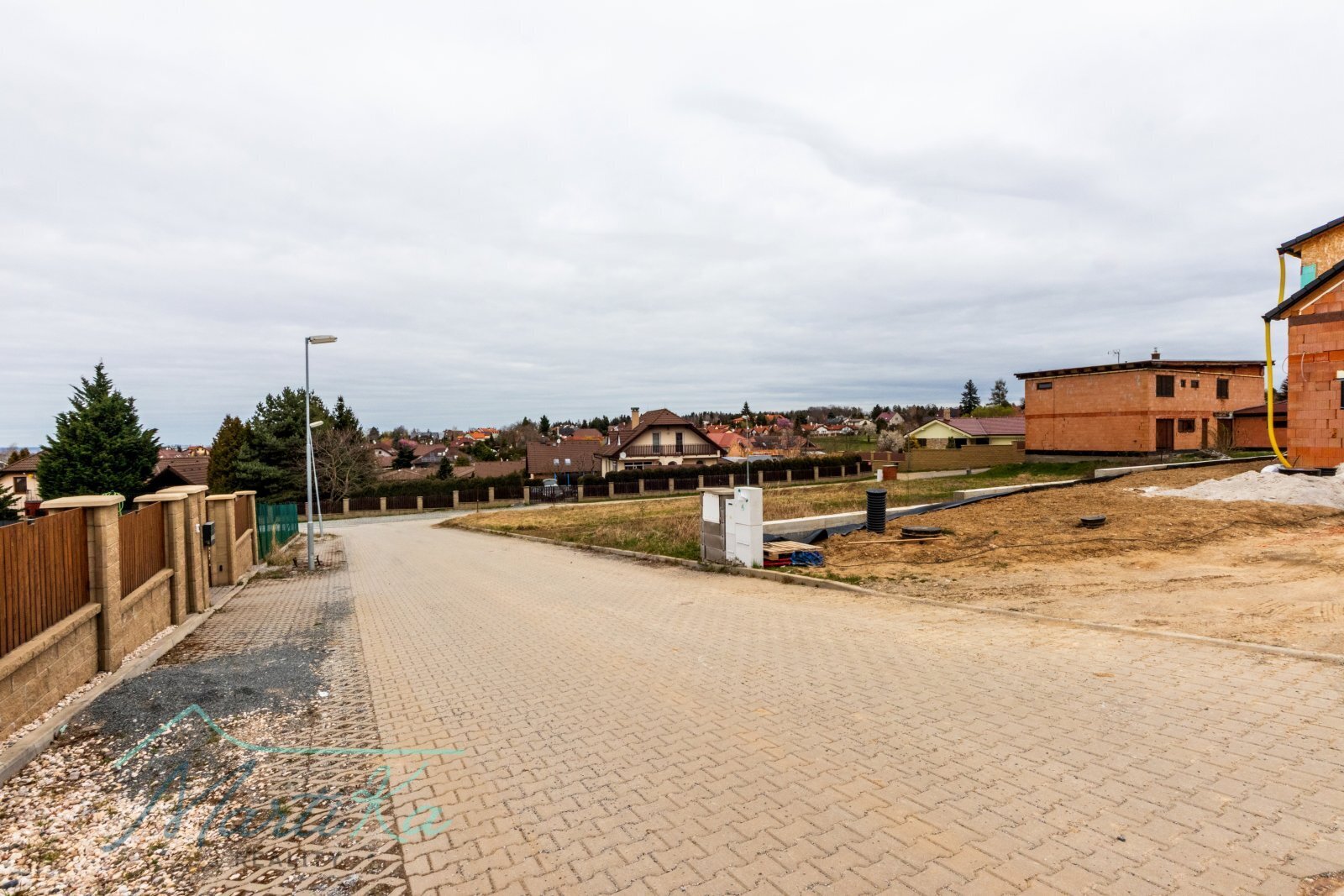 Prodej stavebního pozemku 1 001 m&sup2; v Dolních Jirčanech – ideál&sup3; = velikost, poloha, Praha