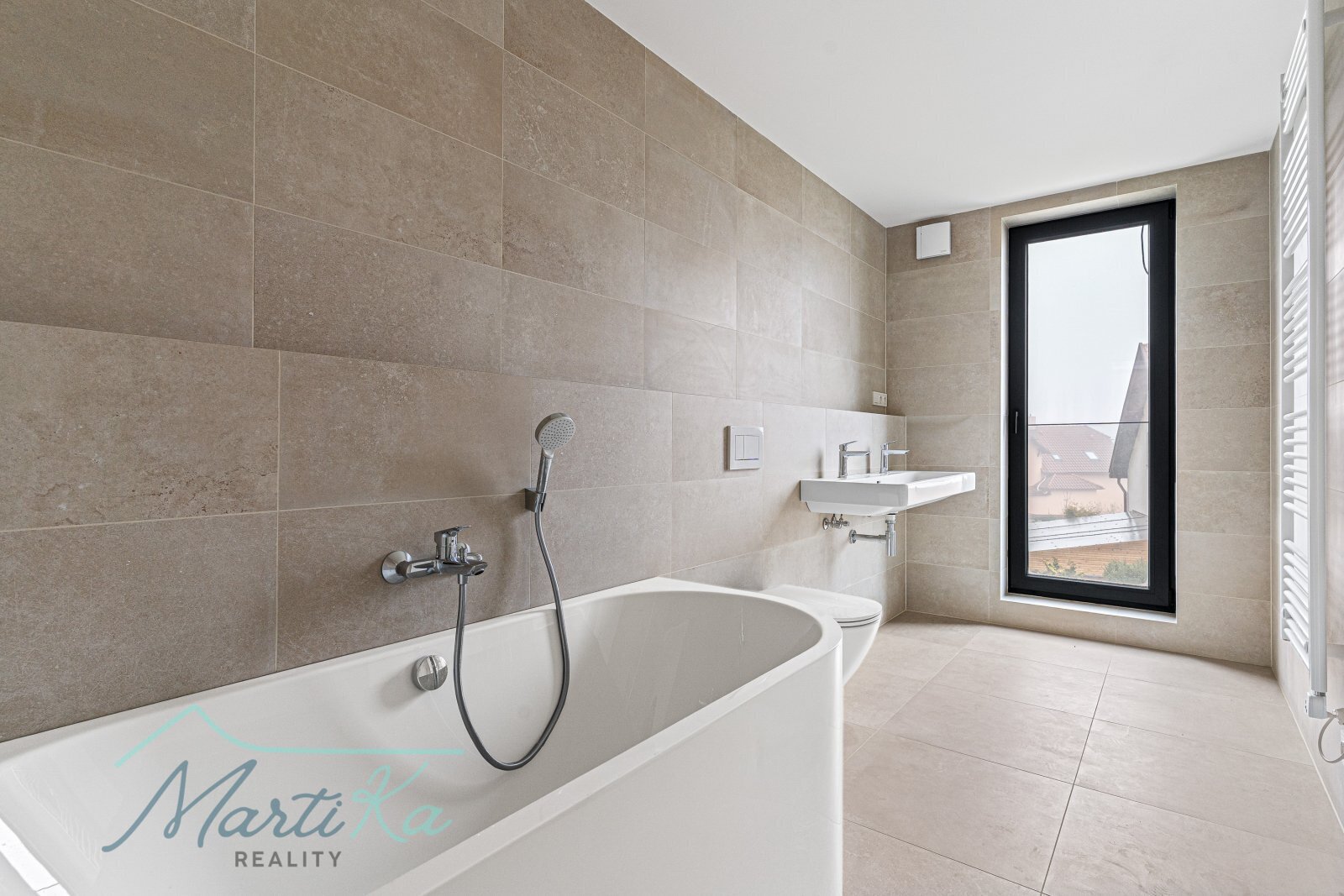 Prodej bytu 4 kk 142 m2 s terasou 23 m2, zahrádkou 157 m2 a 2 parkovacími místy v Úvalech u Prahy