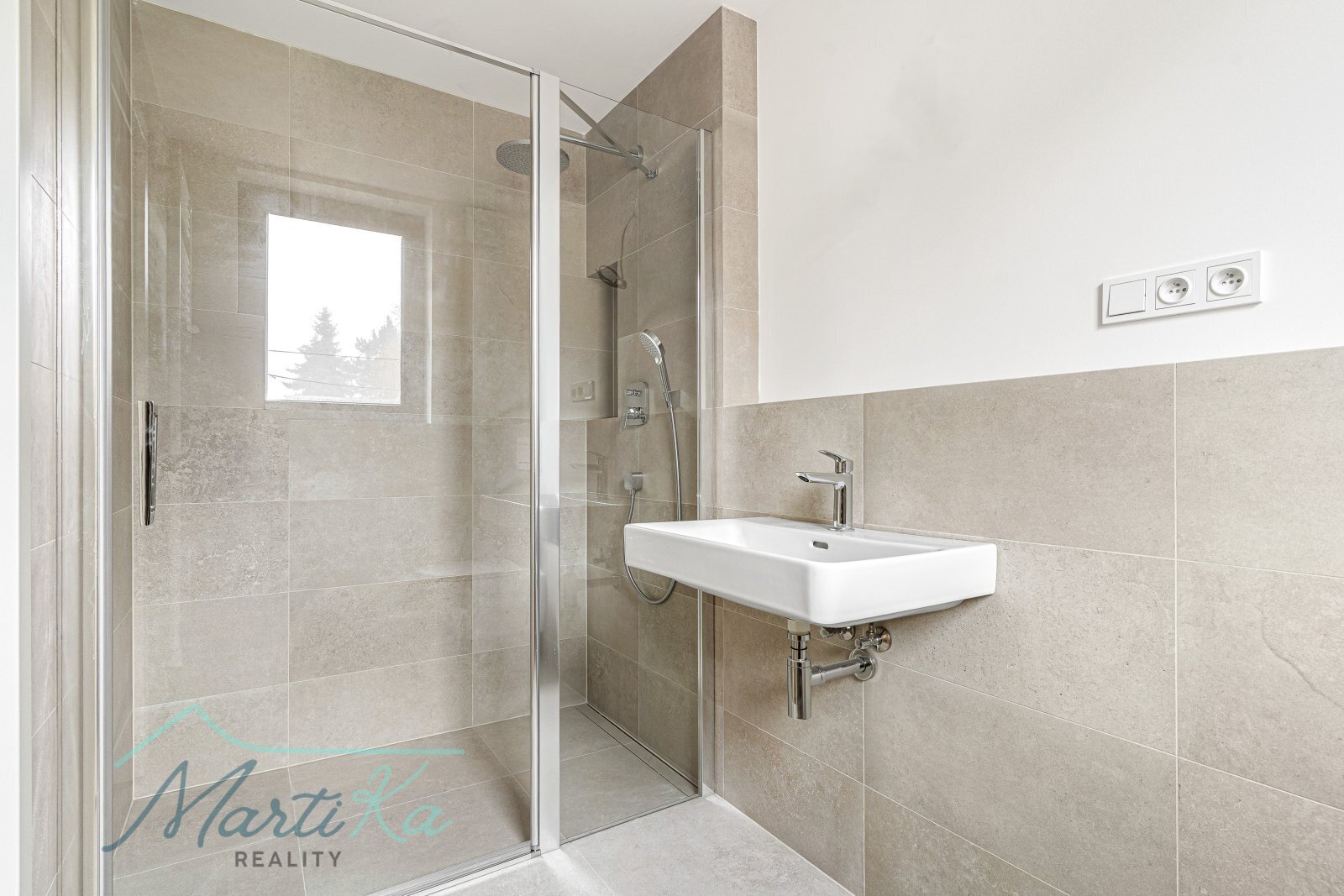 Prodej bytu 4 kk 142 m2 s terasou 23 m2, zahrádkou 157 m2 a 2 parkovacími místy v Úvalech u Prahy