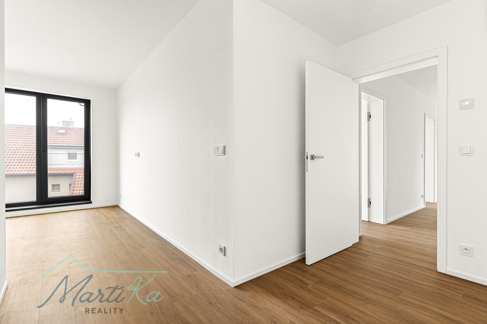 Prodej bytu 4 kk 142 m2 s terasou 23 m2, zahrádkou 157 m2 a 2 parkovacími místy v Úvalech u Prahy