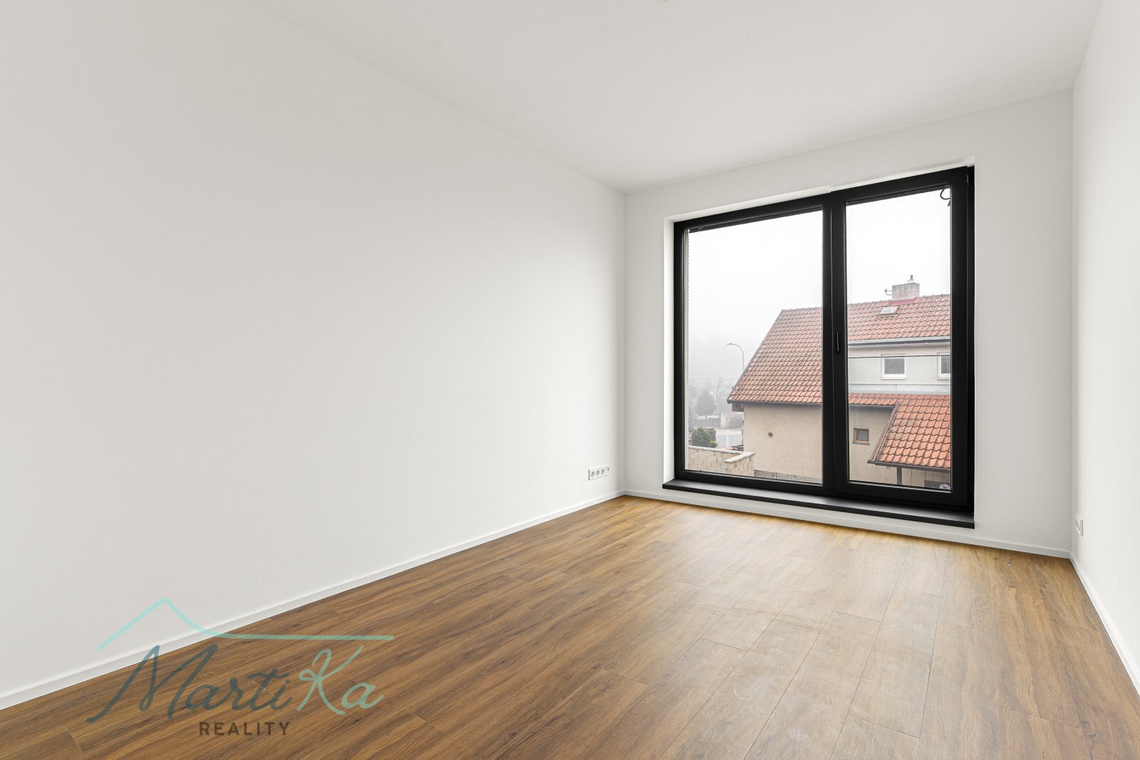 Prodej bytu 4 kk 142 m2 s terasou 23 m2, zahrádkou 157 m2 a 2 parkovacími místy v Úvalech u Prahy